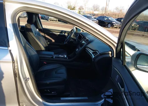 2017 Ford Fusion Hybrid Titanium z USA, uszkodzony, nr VIN 3FA6P0RU3HR368816